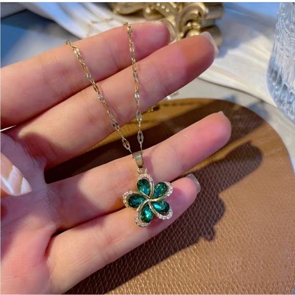 Green & Gold Flower Necklace! - Picture 4 of 5